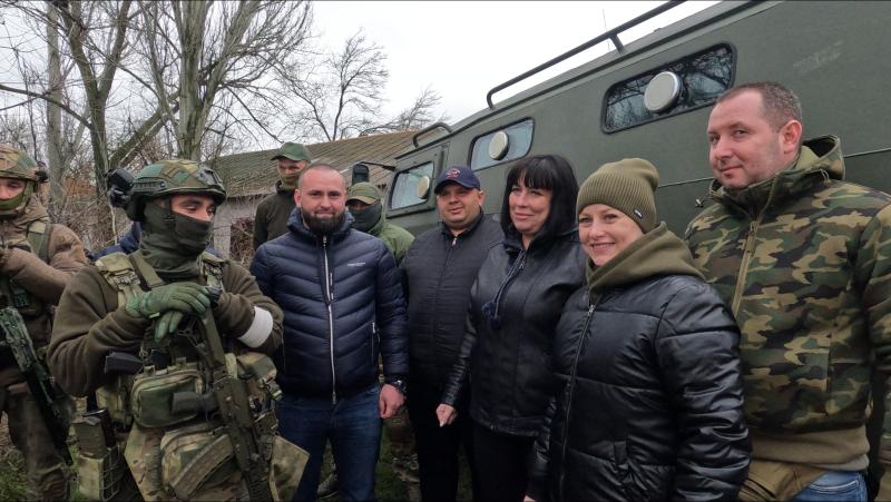 Фура леса и минивэн гуманитарной помощи от крымчан переданы бойцам в зоне СВО