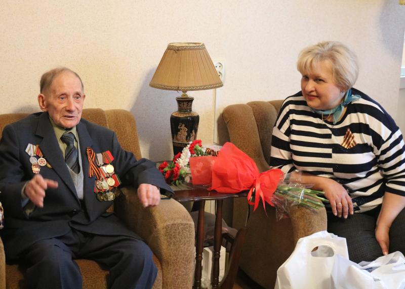 Сотрудники «Рязаньэнерго» поздравили ветерана Великой Отечественной войны с Днем Победы
