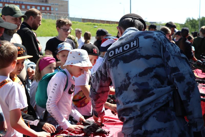 Сотрудники Росгвардии организовали праздник для детей сотрудников и военнослужащих в Москве