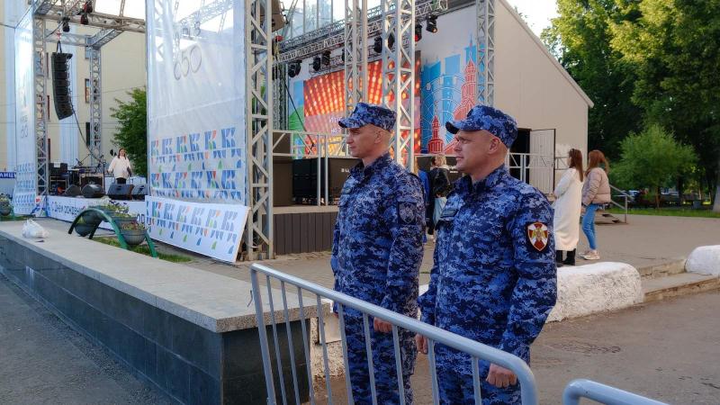 Кировские росгвардейцы обеспечили безопасность граждан в День России