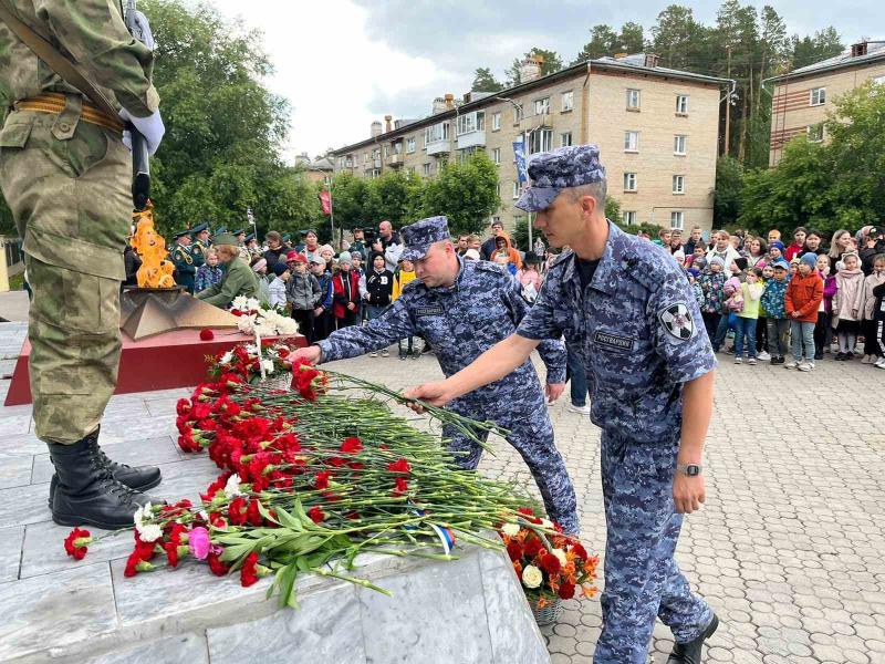 По всему Южному Уралу росгвардейцы принимают участие в мероприятиях ко Дню памяти и скорби