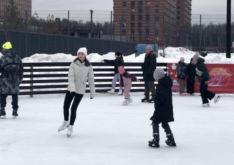 Свыше 25 тысяч человек посетили катки с искусственным льдом в Ленинском округе