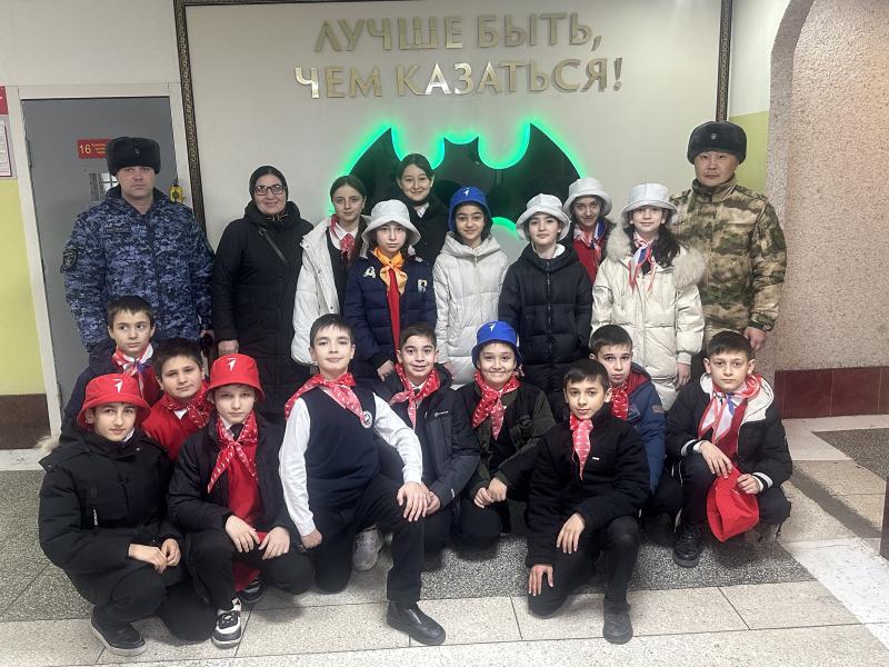Лицеисты поздравили росгвардейцев с Днем защитника Отечества в Ингушетии