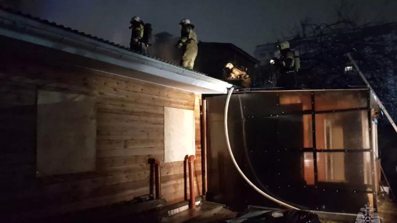 Более 20 пожарных тушили утром жилой дом на улице Советской в Томске