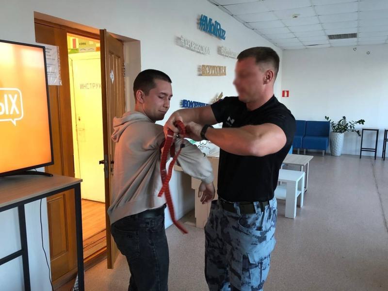 В Мордовии офицер спецназа Росгвардии провел тактическое занятие по медицине для школьников