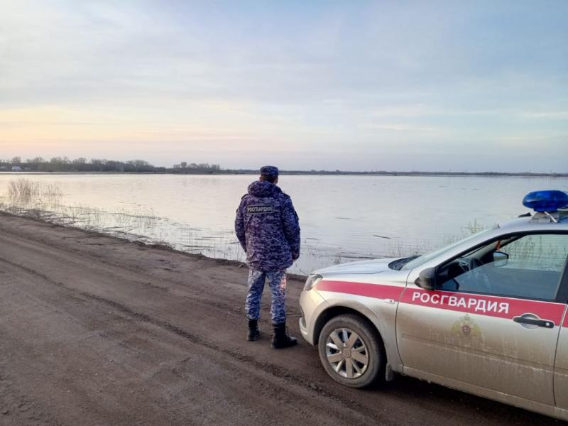 Росгвардейцы обеспечивают правопорядок во время паводка на территории Илекского района Оренбургской области