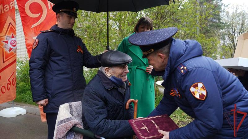 СТОЛИЧНЫЕ РОСГВАРДЕЙЦЫ ПРОВЕЛИ АКЦИЮ «ПАРАД У ДОМА ВЕТЕРАНА»