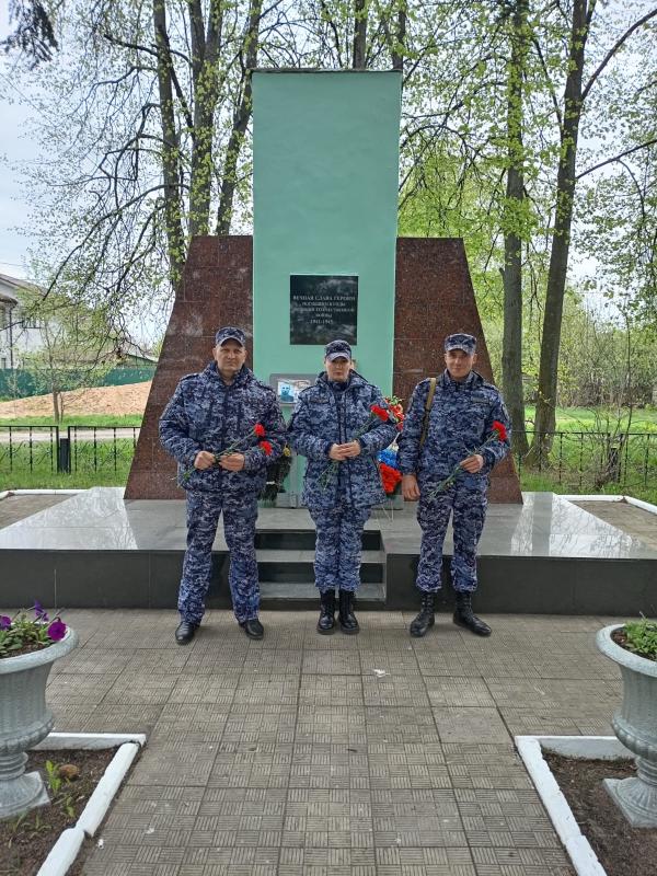 В Подмосковье росгвардейцы почтили память Героев Великой Отечественной войны и возложили цветы к мемориальным комплексам региона