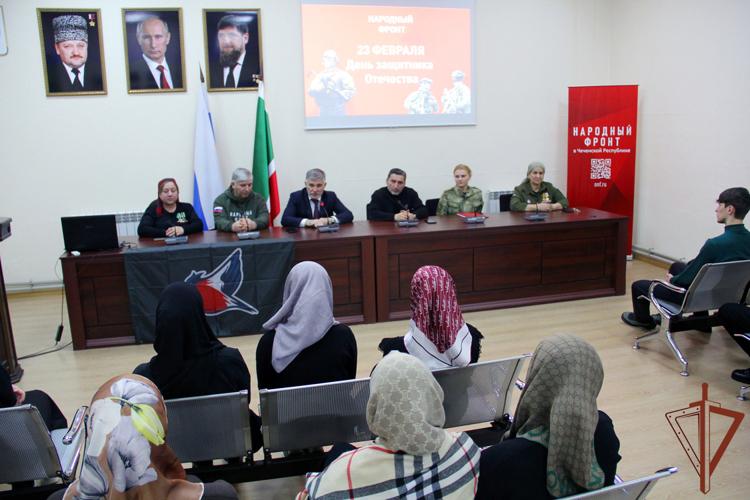 В Грозном к Дню защитника Отечества росгвардейцы провели встречу со студентами