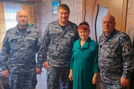 В преддверии профессионального праздника росгвардейцы посетили маму погибшего сослуживца