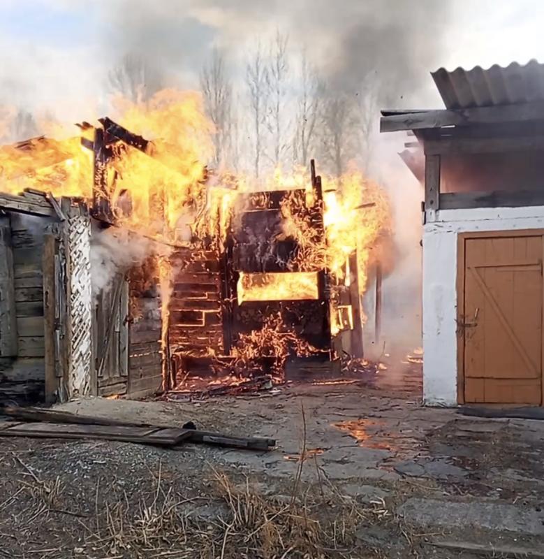 Барун-Хемчикские росгвардейцы помогли предотвратить распространение пожара на территории частного домовладения