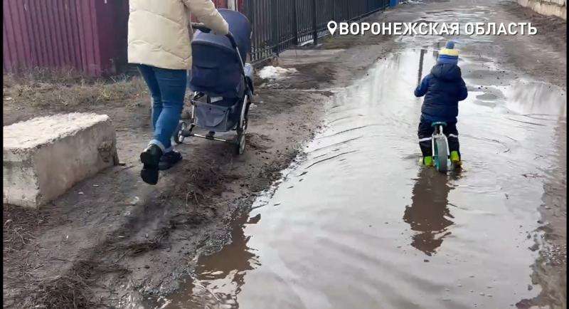 После дождей во дворе воронежской многоэтажки открывается